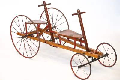 Antieke houten tandem kindercar / trapfiets – kavel bij Auctim