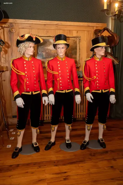 3 Footmen van het Belgisch koningshuis – kavel bij Auctim