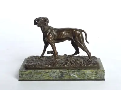 Brons sculptuur van een jachthond op marmeren – kavel bij Auctim