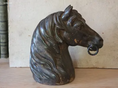 Gietijzeren paardenkop met ring – kavel bij Auctim