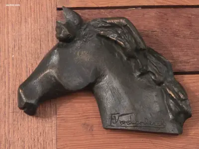 Bronzen reliëf / wandplaquette van een paardenkop – kavel bij Auctim