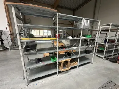 2 Metallregalzeilen – kavel bij Lueders & Partner, Crailsheim