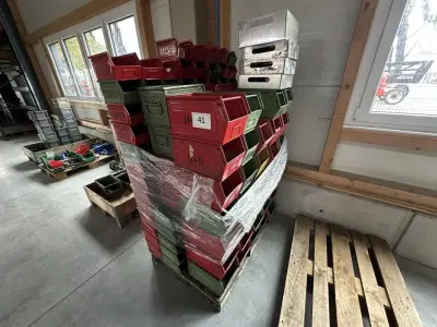 Stelling met doorzichtige opbergbakken – kavel bij Lueders & Partner, Crailsheim
