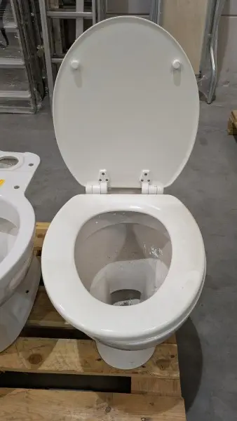Een vrijstaand toilet van wit porselein, model SORAYA – kavel bij Auctionline, Anderlecht