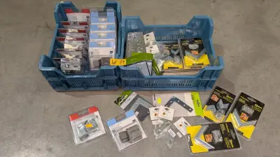 Een set metalen hoekprofielen en bevestigingen voor radiatoren en wastafels – kavel bij Auctionline, Anderlecht
