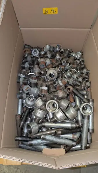 Een partij koppelingen en buizen met schroefdraad van gegalvaniseerd staal en/of gietijzer (sanitair en verwarming) – kavel bij Auctionline, Anderlecht