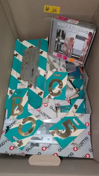 Een set van deurklinken, sluitplaten, huisnummers, … – kavel bij Auctionline, Anderlecht