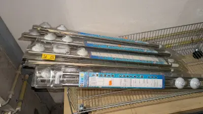 Een partij douchegordijnstangen van kunststof en aluminium – kavel bij Auctionline, Anderlecht
