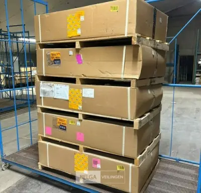 JCB stock onderdelen ± 80 à 85 dozen en kratten – kavel bij Belga Veilingen, Poppel