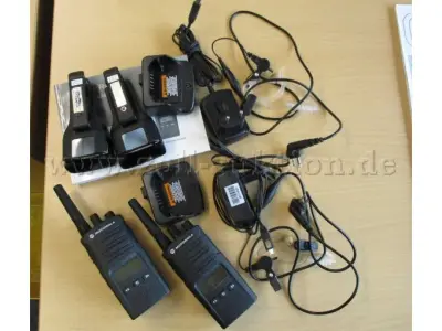 2 Motorola Funkgeräte XT460 + 2 Ohrhörer (unbekannter Hersteller) – kavel bij Zoll-Auktion, Oelde