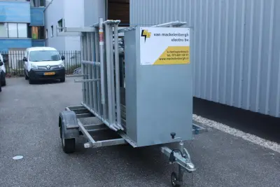 Steigeraanhanger EUROSCAFFOLD voorzien van zes zijdelen, twee leuningen, vier loopplanken, schoren en diagonalen, wielen en opzetrand – kavel bij HNVI, 's-Hertogenbosch