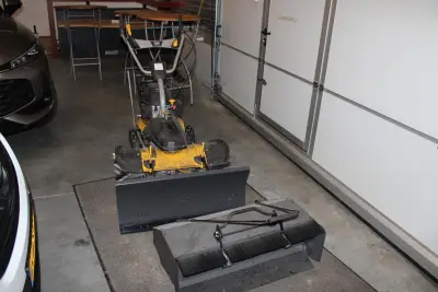 Benzine veegmachine TEXAS Smart Sweep 800, Werkbreedte 80 cm. 3 versnellingen vooruit en 1 achteruit. Motorvermogen ca 173 cc/3,6 Kw. Compleet met… – kavel bij HNVI, 's-Hertogenbos