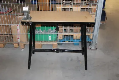 Inklapbare werktafel HBM met opgebouwde bankschroef. Let op. Poten dienen op juiste wijze gemonteerd te worden. Afmeting blad 100 x 50 cm. Werkhoog… – kavel bij HNVI, 's-Hertogenbo