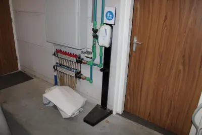 Hygienepaal met dispencer. Hoogte 145 cm – kavel bij HNVI, 's-Hertogenbosch