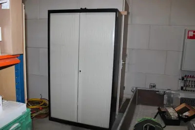 Magazijnkast met twee roldeuren. Afmeting 116 x 54 cm. Hoogte 197 cm. Exclusief inhoud – kavel bij HNVI, 's-Hertogenbosch