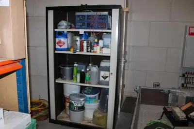 Inhoud magazijnkast M033 w.o. smeermiddelen, verf, wasbenzine etc – kavel bij HNVI, 's-Hertogenbosch