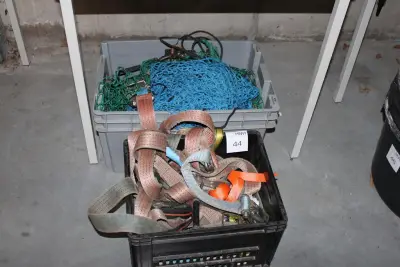 Aanhangernetten en spanbanden in twee kratten – kavel bij HNVI, 's-Hertogenbosch