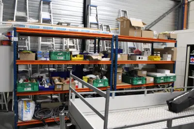 Inhoud van twee magazijnstelling M047 w.o. bevestigingsmaterialen, kabel, buitenlampen, wandcontactdozen, connectoren etc – kavel bij HNVI, 's-Hertogenbosch