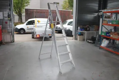 Aluminium trap SOLIDE met vijf treden en bordes – kavel bij HNVI, 's-Hertogenbosch