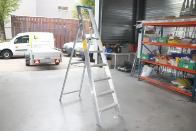 Aluminium trap SOLIDE met vijf treden en bordes – kavel bij HNVI, 's-Hertogenbosch