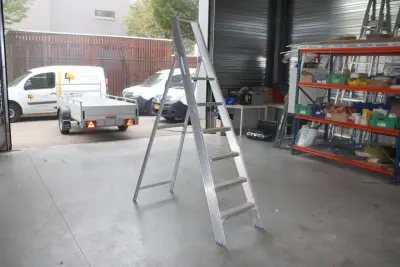 Aluminium trap SOLIDE met vijf treden en bordes – kavel bij HNVI, 's-Hertogenbosch