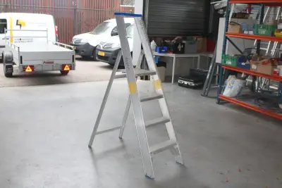 Aluminium trap VGS met drie treden en bordes – kavel bij HNVI, 's-Hertogenbosch