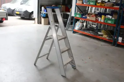 Aluminium trap SOLIDE met twee treden en bordes – kavel bij HNVI, 's-Hertogenbosch