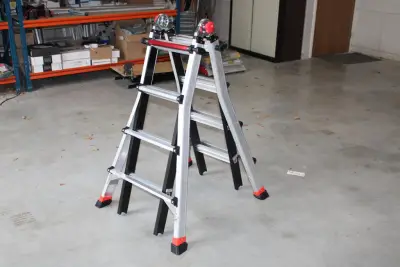Vierdelige trap/ladder ALTREX nieuw met 4 x 4 treden – kavel bij HNVI, 's-Hertogenbosch