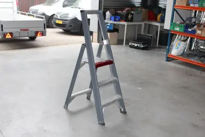 Aluminium trapje ALTREX met twee treden en bordes – kavel bij HNVI, 's-Hertogenbosch