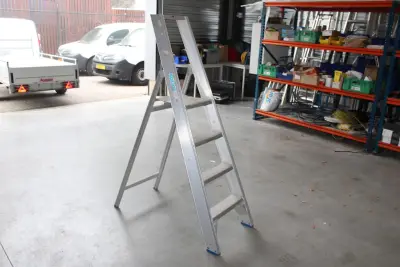 Aluminium trap SOLIDE met drie treden en bordes – kavel bij HNVI, 's-Hertogenbosch