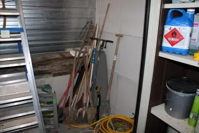 Diverse hand en tuingereedschappen w.o. batsen, spaden, harken en tuinslangen – kavel bij HNVI, 's-Hertogenbosch