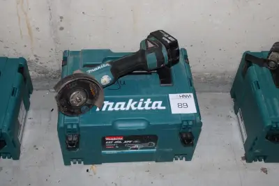 Haakse accu slijptol MAKITA DGA504 met accu en kunststoffen koffer – kavel bij HNVI, 's-Hertogenbosch
