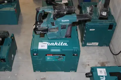 Accu boorhamer MAKITA DHR242 met HEPA DX01 afzuiger met accu en kunststoffen koffer – kavel bij HNVI, 's-Hertogenbosch