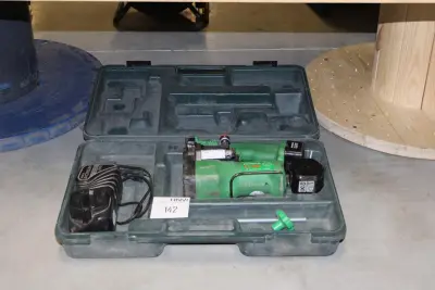 Accu draadeindknipper HITACHI CL10D met twee accu's en lader in koffer – kavel bij HNVI, 's-Hertogenbosch