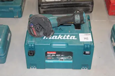 Accu haakse slijper MAKITA DGA504 zonder accu met kunstsfoffen koffer – kavel bij HNVI, 's-Hertogenbosch