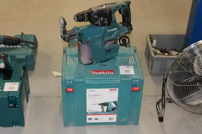 Accu boorhamer MAKITA DHR242 met HEPA DX01 afzuiger, zonder accu en met kunststoffen koffer – kavel bij HNVI, 's-Hertogenbosch