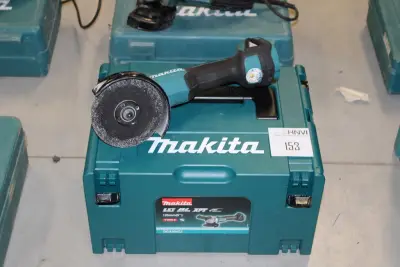 Accu haakse slijper MAKITA DGA504 zonder accu met kunststoffen koffer – kavel bij HNVI, 's-Hertogenbosch
