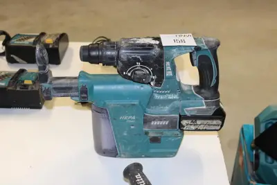 Accu boorhamer MAKITA DHR242 met HEPA DX01 afzuiger met accu – kavel bij HNVI, 's-Hertogenbosch