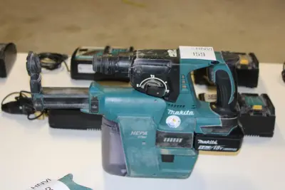 Accu boorhamer MAKITA DHR242 met HEPA DX01 afzuiger met accu – kavel bij HNVI, 's-Hertogenbosch