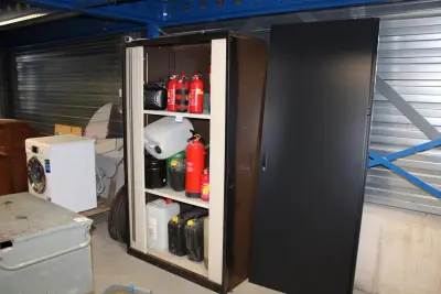 Kast gevuld met jerrycans en brandblussers. Gedeeltelijk niet gebruiksklaar. Inclusief kast – kavel bij HNVI, 's-Hertogenbosch