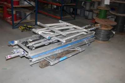 Rolsteiger ASC gedemonteerd op pallet. Met vier zijdelen, opzetstuk, schoren, diagonalen en loopplank – kavel bij HNVI, 's-Hertogenbosch