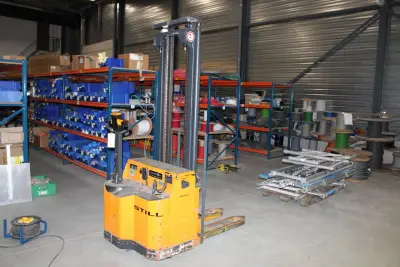 Elektrische stapelaar STILL EGV1250. Maximaal 125 kg. Bouwjaar 1992. Maximale hefhoogte 425 cm. Afhalen in overleg – kavel bij HNVI, 's-Hertogenbosch