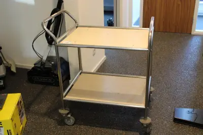 RVS magazijnkar met onderplateau. Afmeting 117 x 60 cm. Hoogte 85 cm. Exclusief producten op de kar – kavel bij HNVI, 's-Hertogenbosch