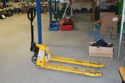 Palletwagen 2T. Afhalen aan het einde van de tweede afhaaldag – kavel bij HNVI, 's-Hertogenbosch