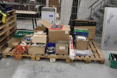 Installatie en alarmeringsmateralen op drie pallets w.o. Sirenes, kabels, contactdozen, afhangbeugels, sensoren, noodverlichting etc – kavel bij HNVI, 's-Hertogenbosch