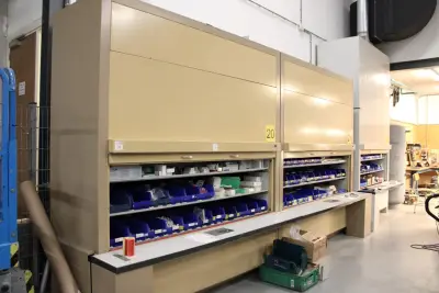 Twee shuttlekasten JALEMA type 870. Afmeting per kast 258 x 123 cm. 16 secties per kast welke middels code elektrisch naar voeren worden gedraaid – kavel bij HNVI, 's-Hertogenbosch