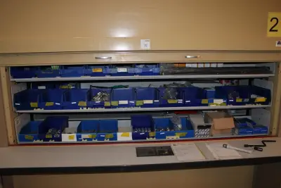 Inhoud van shuttlekast 21 van kavel M210 w.o. kunststoffen bakken, kabelschoenen XL, enkele handgereedschappen, plug in units, klemmen, verlengkabe – kavel bij HNVI, 's-Hertogenbos
