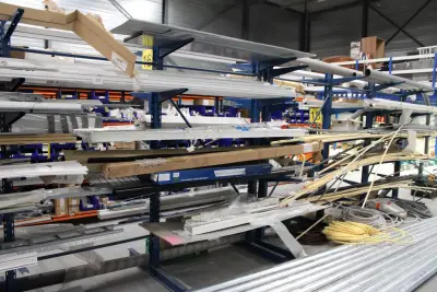 Dubbelzijdige draagarmstelling met vier poten 40 armen. Armlengte 50 cm. Hoogte 225 cm. Breedte 380 cm – kavel bij HNVI, 's-Hertogenbosch