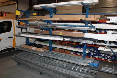 Inhoud twee zijden van dubbelzijdige stelling M215 w.o. vnl. Kabelgoten en hoekijzers. Let op. Ophalen op eerste afhaaldag – kavel bij HNVI, 's-Hertogenbosch