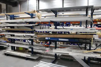 Inhoud twee zijden van dubbelzijdige stelling M216 w.o. kabelgoten en led lijnverlichting, Let op. Ophalen op eerste afhaaldag – kavel bij HNVI, 's-Hertogenbosch